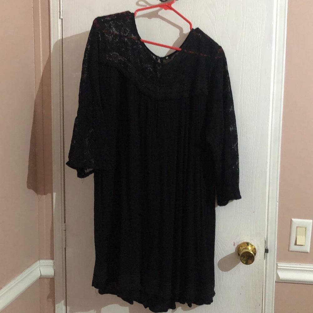 2X Black lace sleeve dress